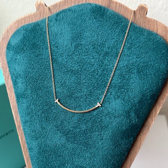 Tiffany @ Co. 18K/750 Rose Gold Round Diamond Smile Small Necklace 0.03ctw - Picture 1 of 4